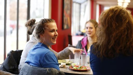 students eating and talking in 考夫曼食堂